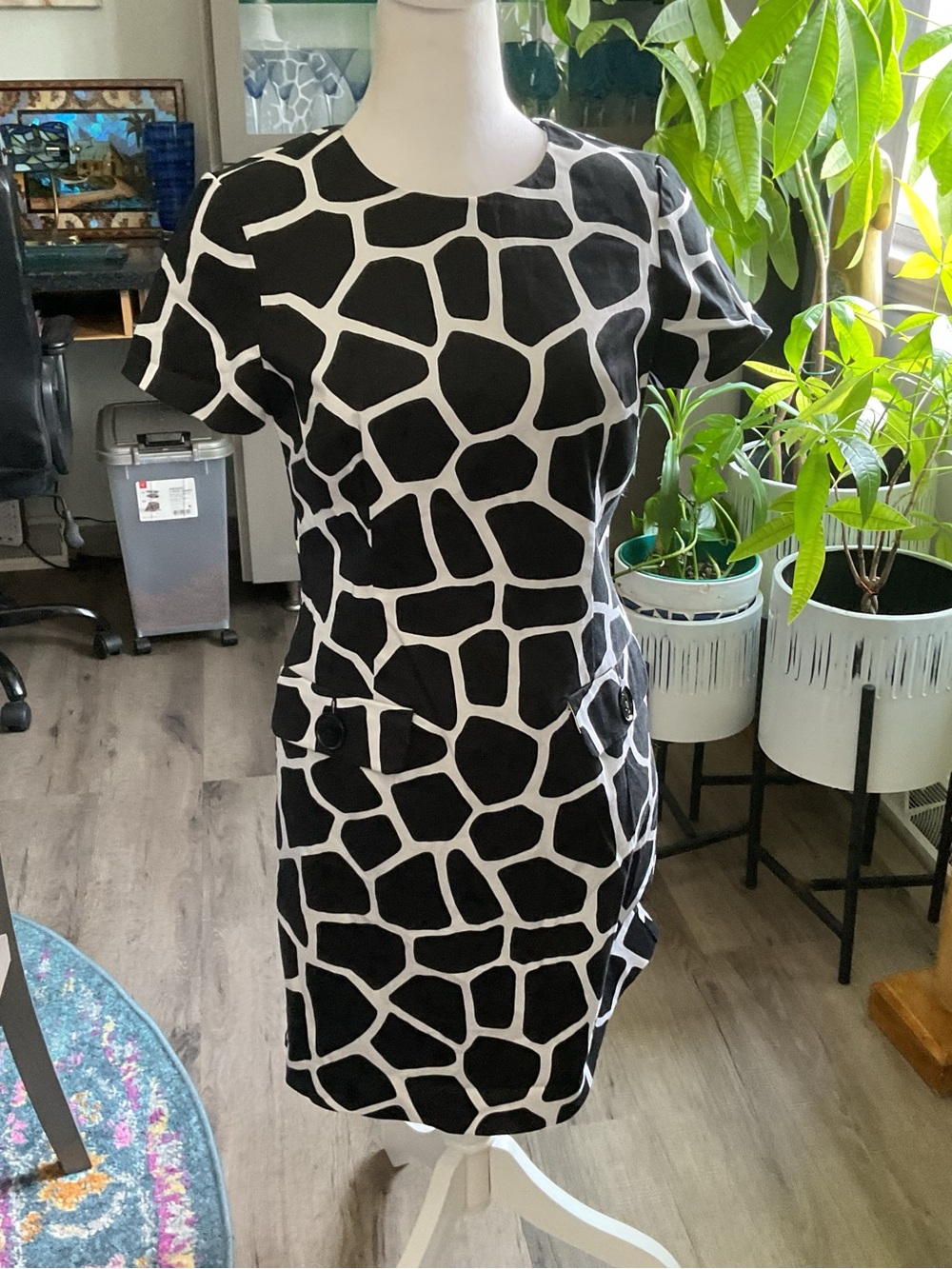 MICHAEL Michael Kors Black and White Giraffe Print Short Sleeve Sheath Dress